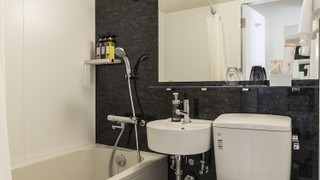 セミダブルルーム ダブルベッド1台 禁煙 無料軽朝食つき