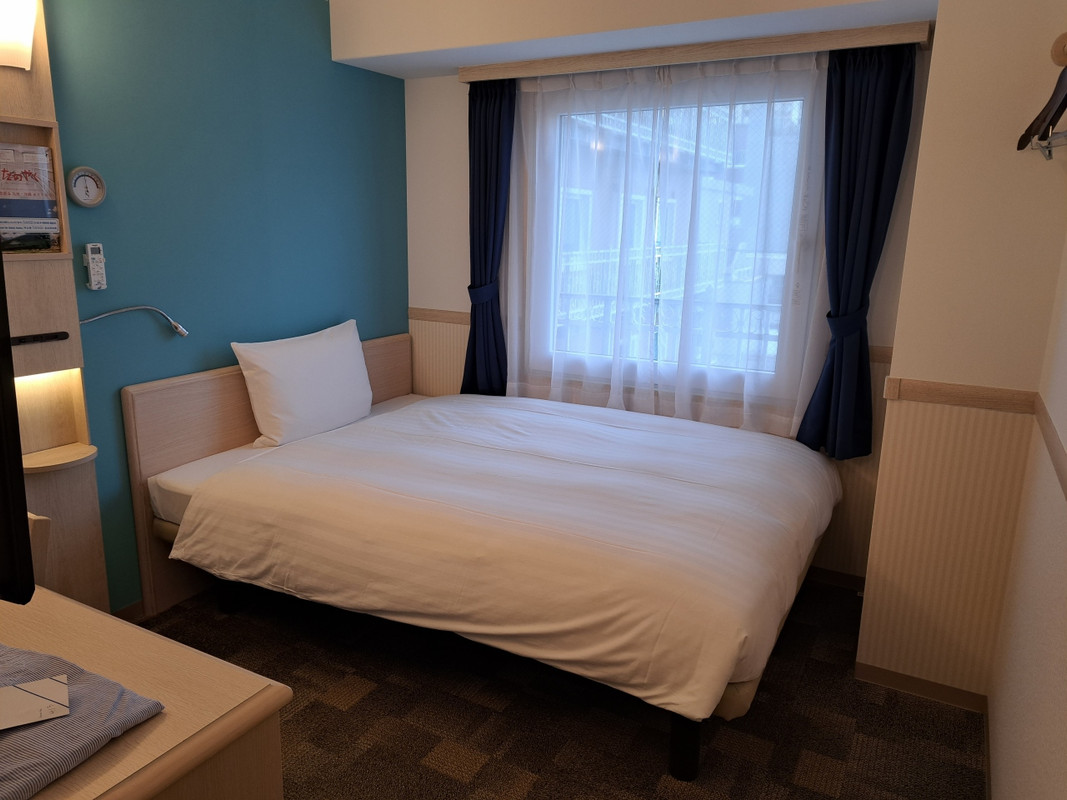 狭いけどかなり機能的。広めのベッドと、ベッドサイドの設備が良