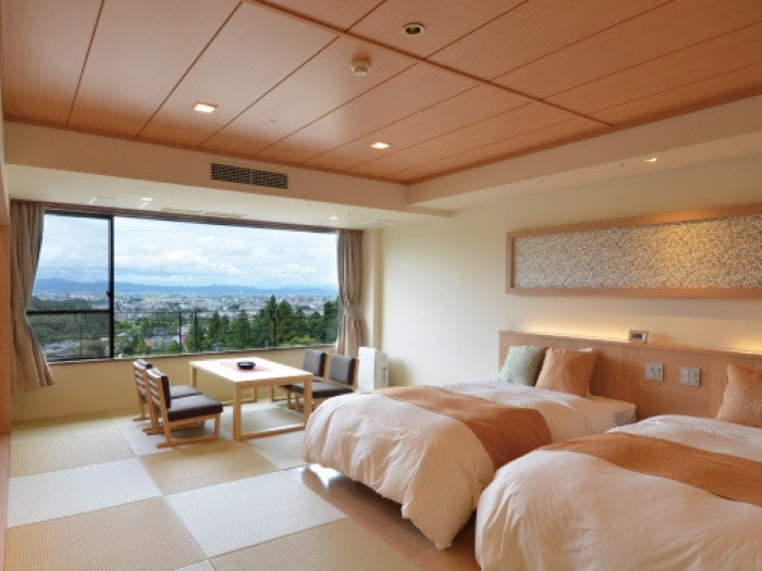 「朱雀亭」の最上階にある「彩（いろどり）」というお部屋にはシモンズのベッドが。窓からは市街地を一望できます