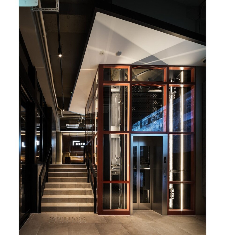 施設の正面 (日没後)