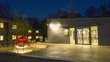 施設の正面 (日没後) / 10