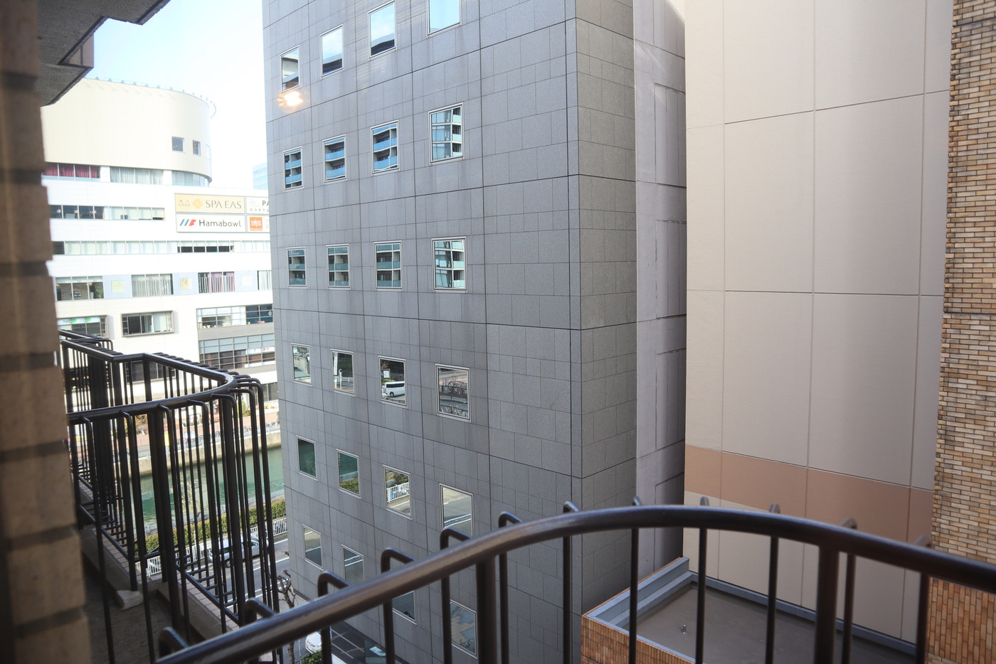 窓際でのんびり過ごす時間も2009375