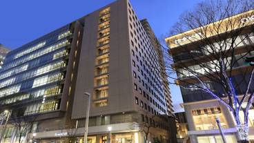 施設の正面 (日没後) / 4