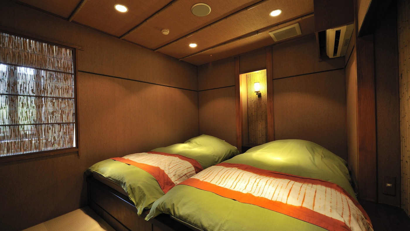 宇治川沿いで京都らしい景観に見惚れる4007766