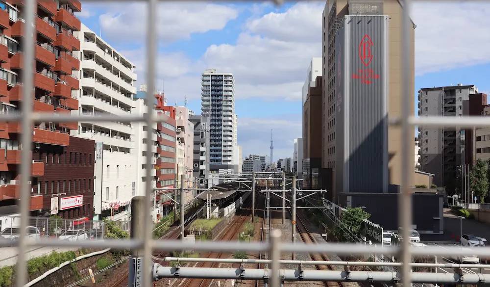 東京らしい景色として「東京スカイツリー」が見られるスポットも。撮影用に金網の一部がくりぬかれている場所を教えてもらえて、記念に一枚パシャリ。