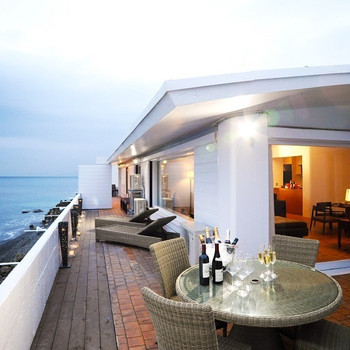 目の前は海、白亜の邸宅でまったり過ごす3905740