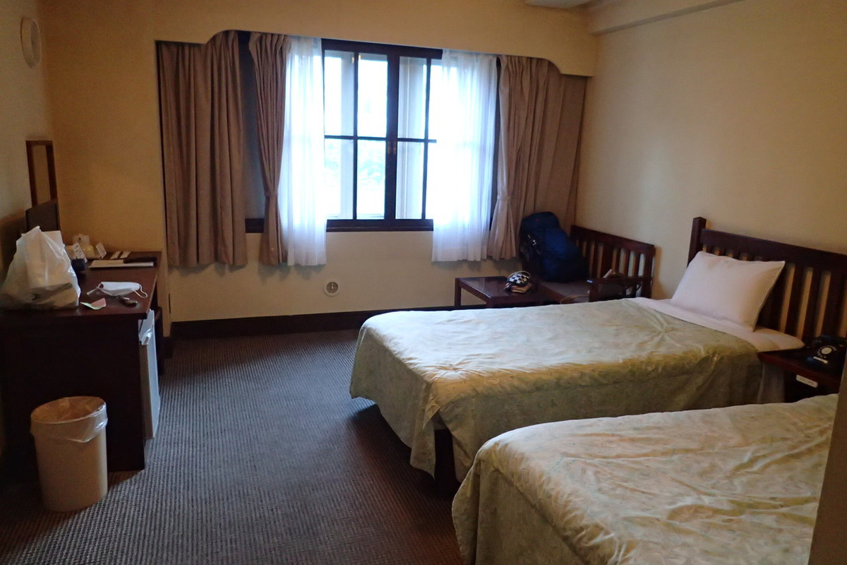 一人泊でもツイン、2泊目はトリプルでした。夜の部屋は電球色な