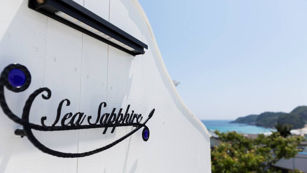 日差しに映える
真っ白な建物 / 2