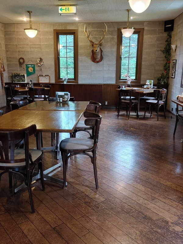 食堂のテーブルはゆったり配置