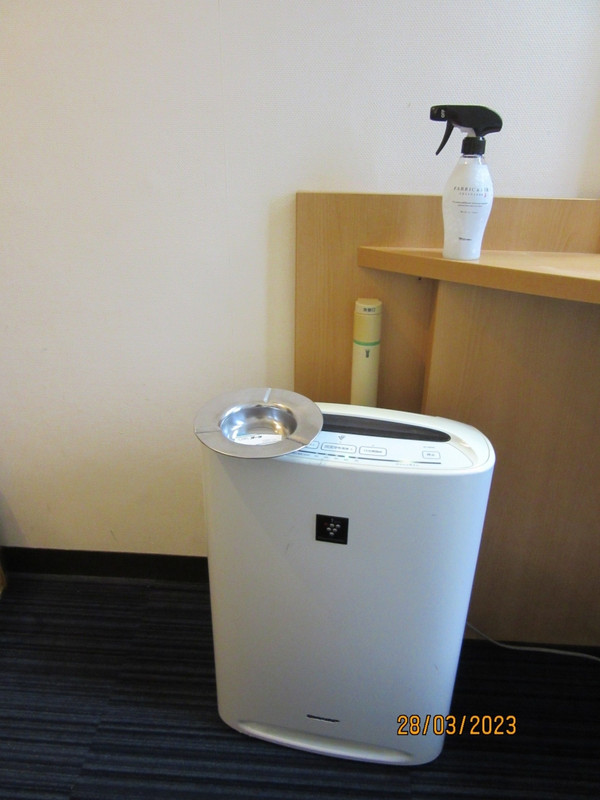 空気清浄機、灰皿、消臭剤。