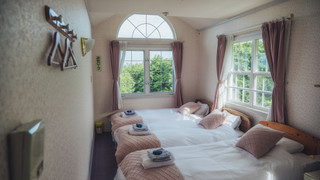 エコノミー トリプルルーム シングルベッド 3 台 パーシャルシービュー