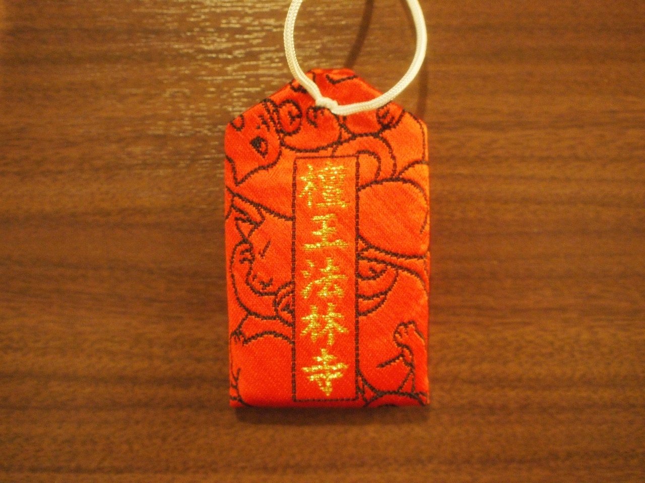 カワイイ猫お守りと風格ある黒い招き猫のあるお寺4090761