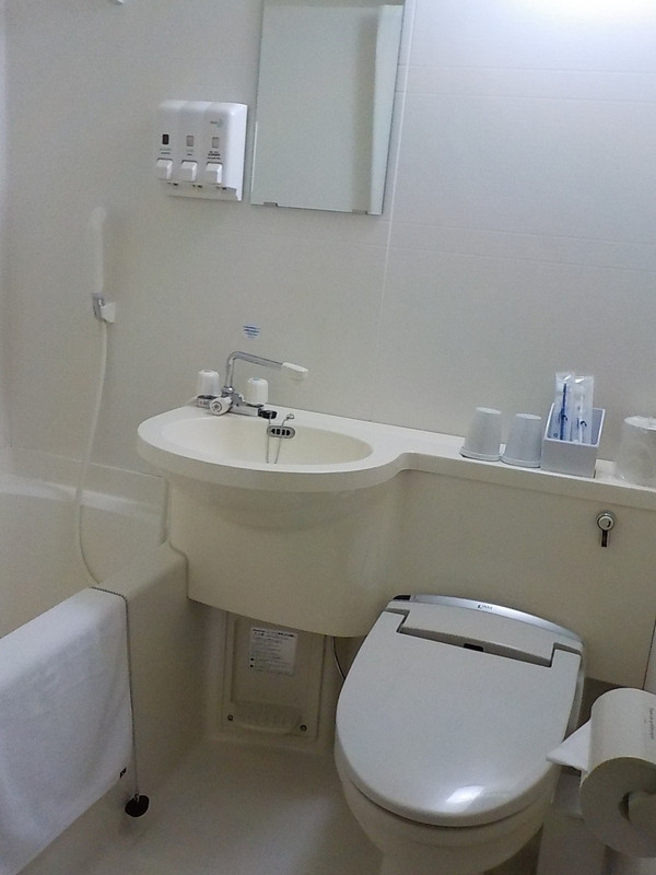 やや古い感じがするバスルームでした。