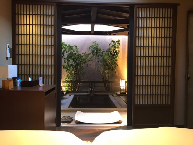 別亭「藪柑子」の客室露天風呂は、寝室と繋がっているようなフラットなデザイン。湯船の縁に座り、足湯代わりに楽しむのも◎ / 1
