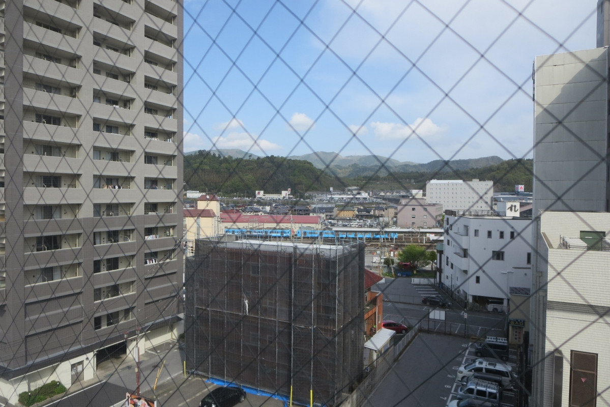 JR彦根駅方面を見ると、佐和山城跡の方が見えます。