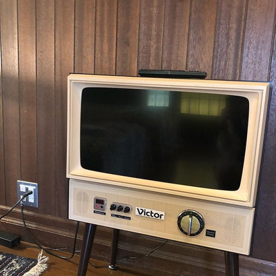 最近見かけることが少なくなったブラウン管のテレビも、レトロな空間を演出。13インチと可愛らしいサイズで、地上波放送がしっかり映る / 4