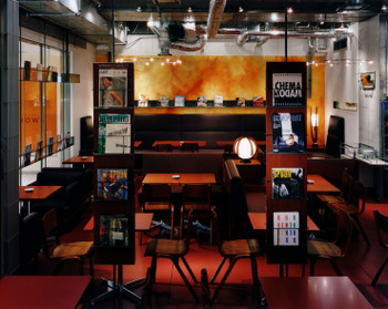 「カフェ＆ブックス ビブリオテーク 大阪・梅田」内観 8369 写真集、絵本、デザインブック、雑貨、ワークショップまで幅広いカルチャーミックスカフェ。