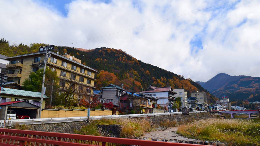 横湯川沿いに広がる渋温泉街 / 1