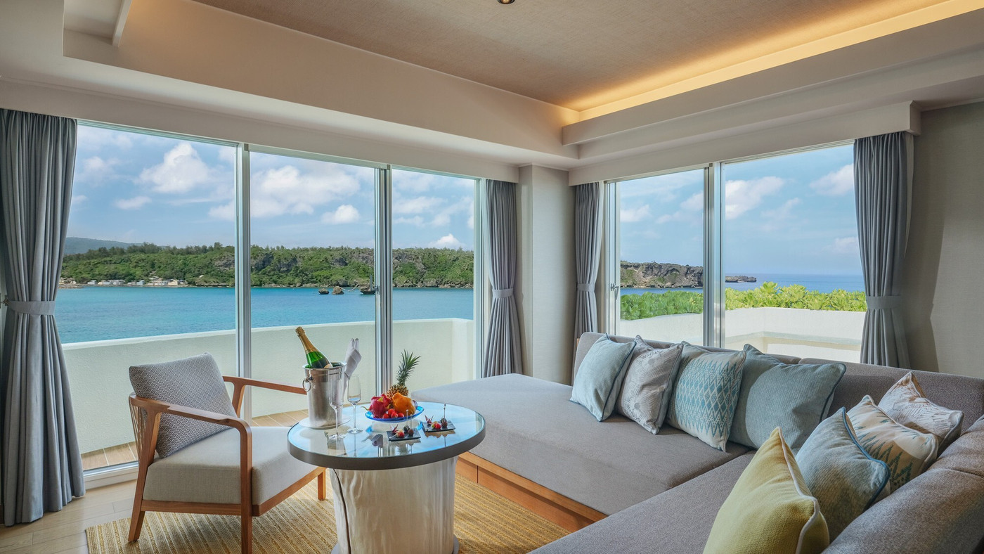 ホテルの対岸には万座毛！万座ブルーの絶景を目の前に望む3656451