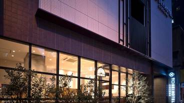 施設の正面 (日没後) / 2