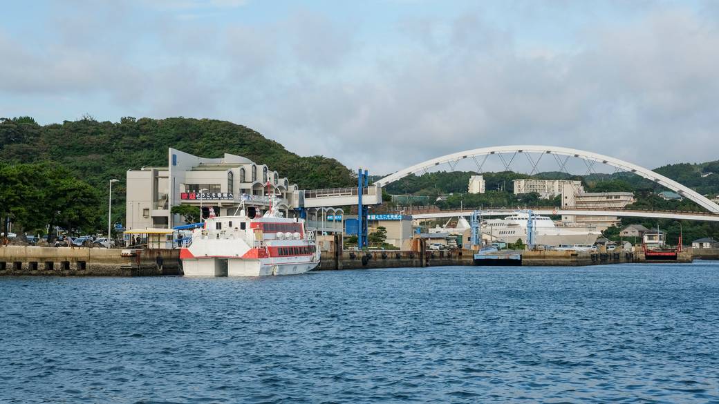 郷ノ浦港から宿まで車で約17分 / 3