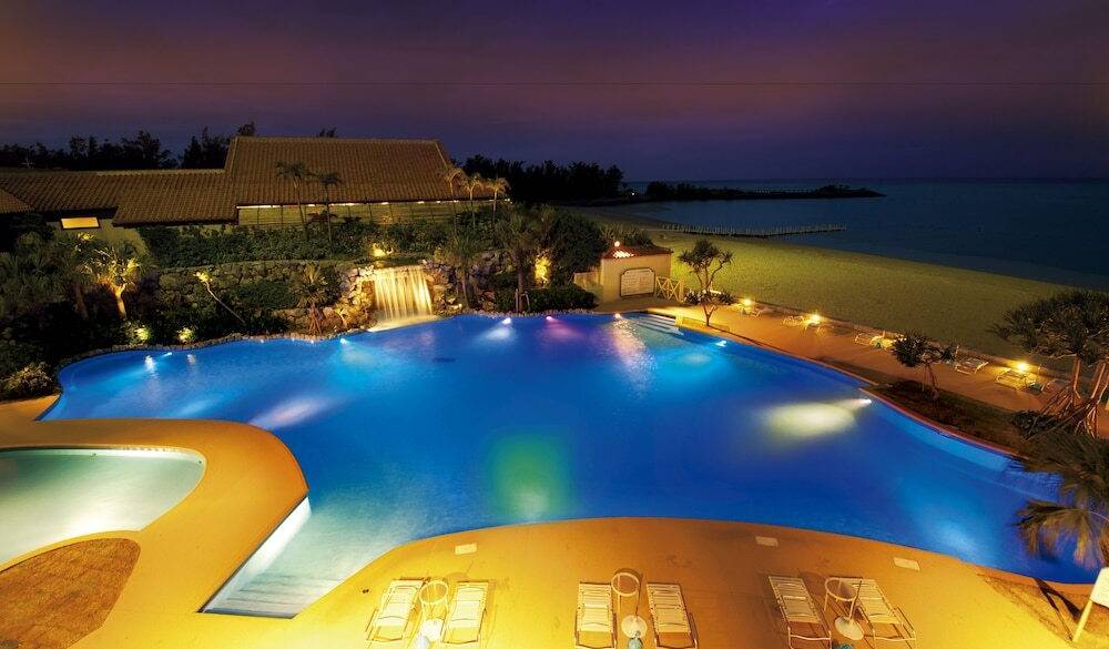 夜の屋外プールの雰囲気 / 4