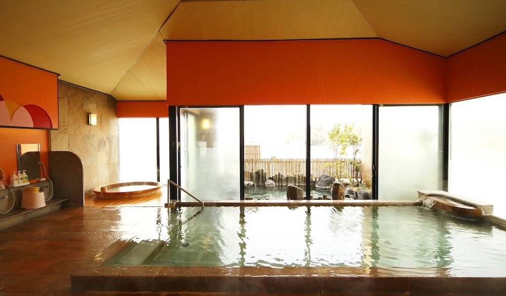 海の見える大浴場で
身も心もリラックス / 1