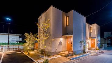 施設の正面 (日没後) / 3