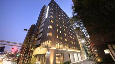 施設の正面 (日没後) / 1