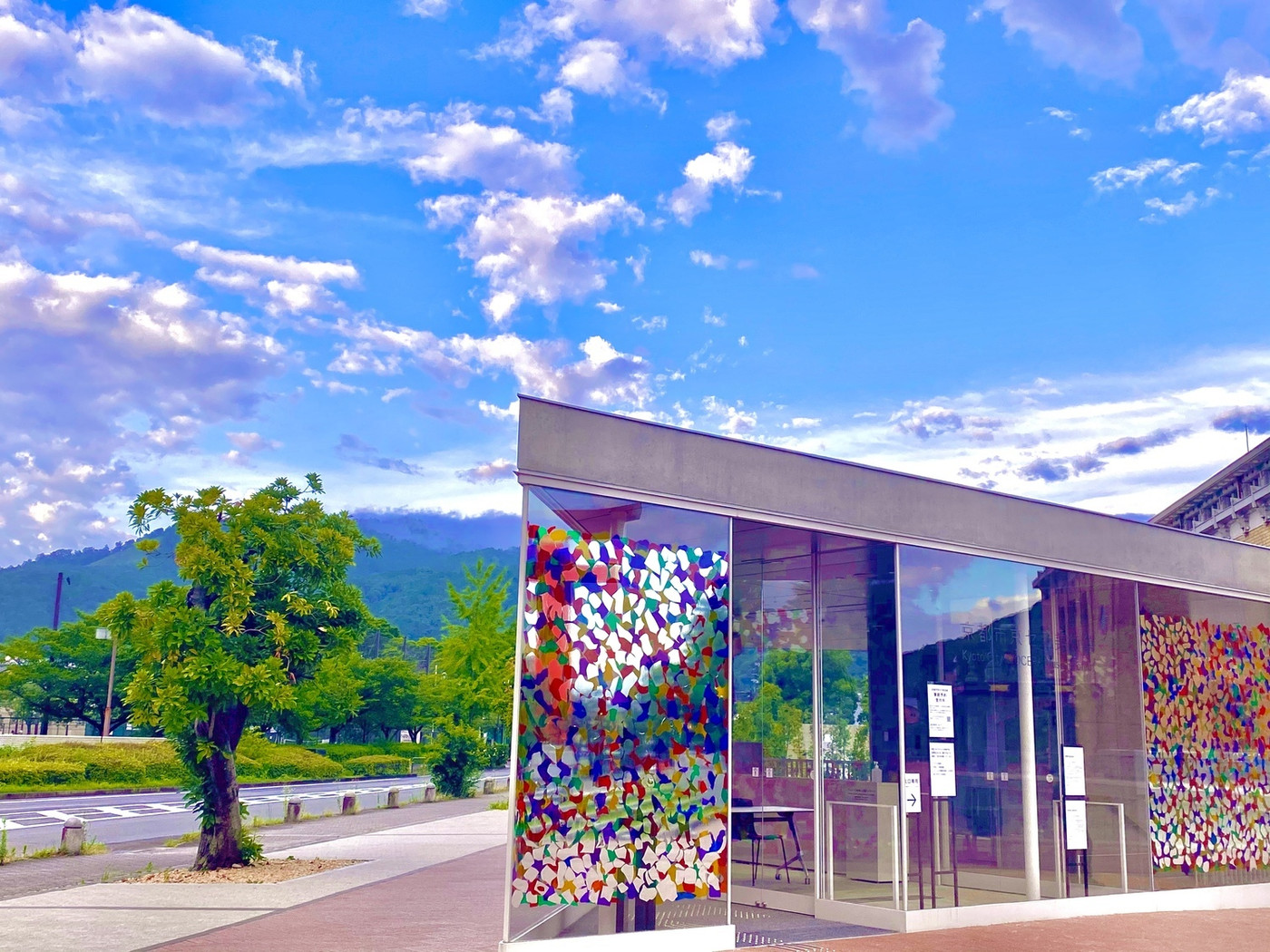 京都京セラ美術館の出口がステンドグラス風で綺麗でした