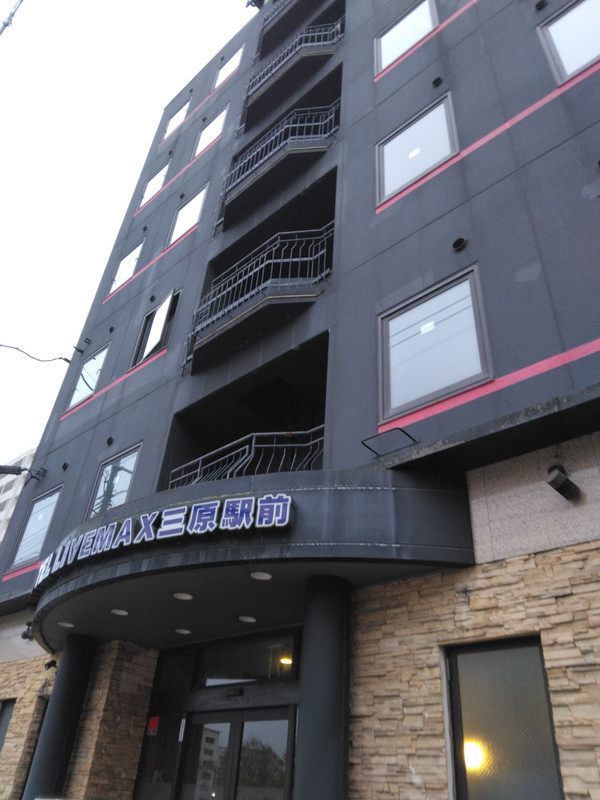 三原駅の北側、三原城跡のお濠のすぐ近くにあります。