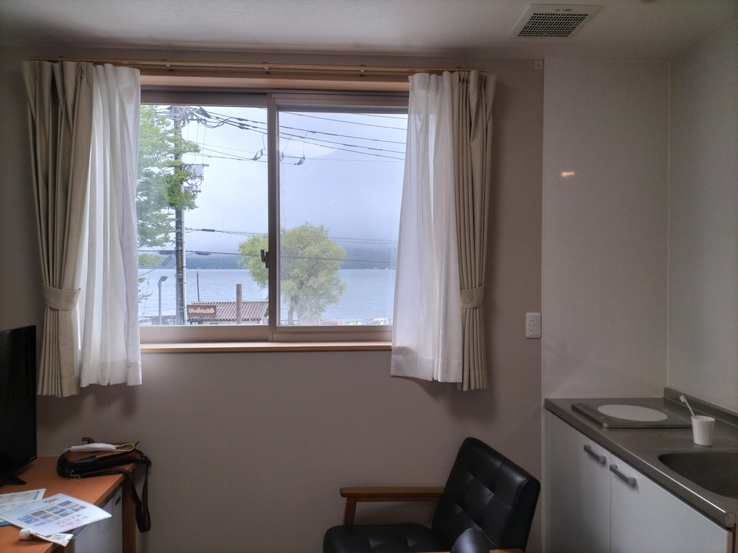 窓からは山中湖が見えます