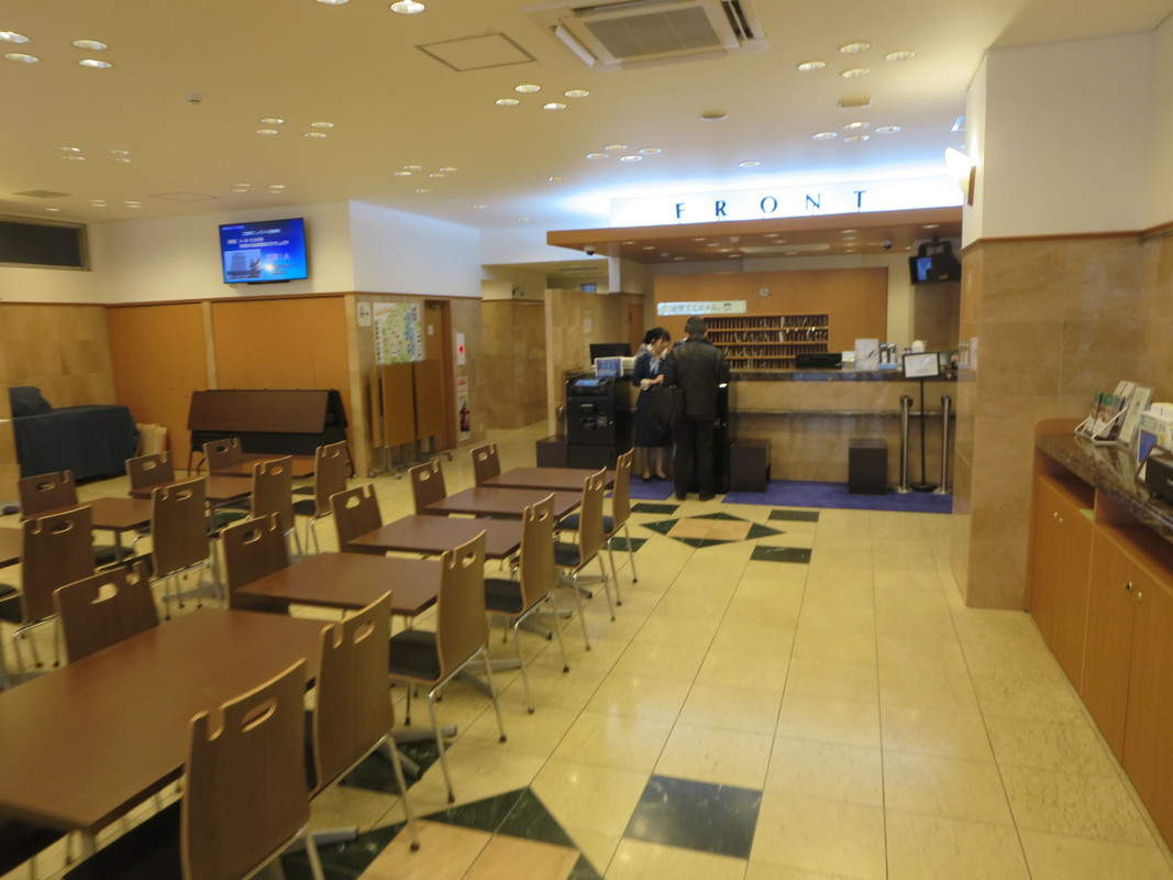 ロビーとフロントです。手前は朝食会場になります。