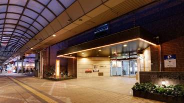 施設の正面 (日没後) / 1