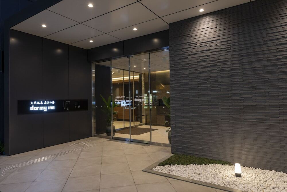 施設の正面 (日没後)