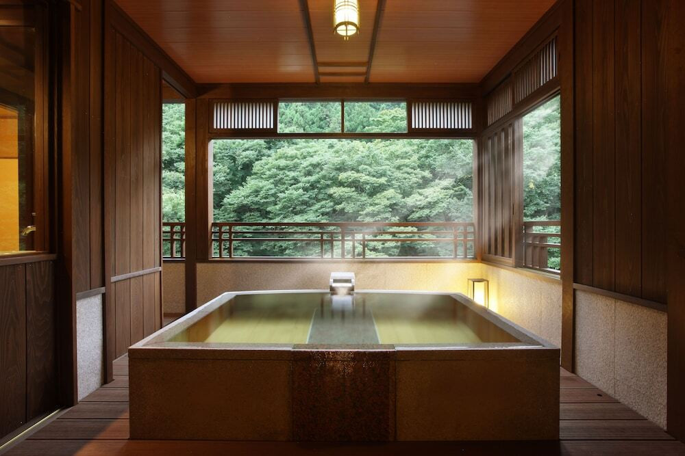 彼と2人、癒しの貸切風呂へ4007844