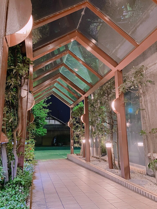 施設の正面 (日没後)