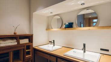 スイートルーム 直線の洗面スペース / 24