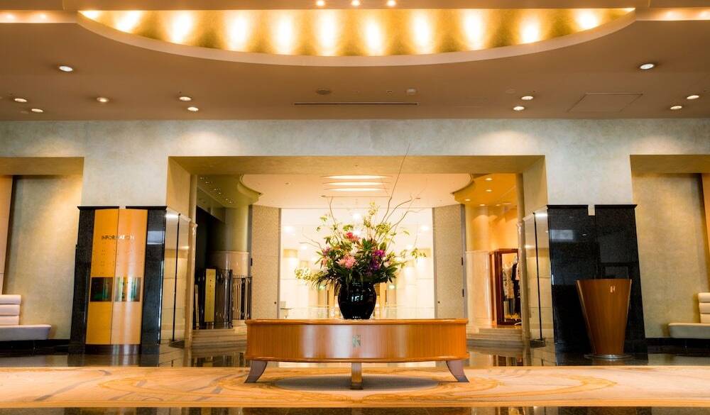 煌びやかなフロントロビー / 1