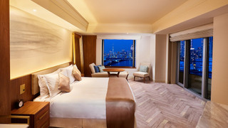 ジュニア スイート キングベッド 1 台 リバービュー (Mid Floor)