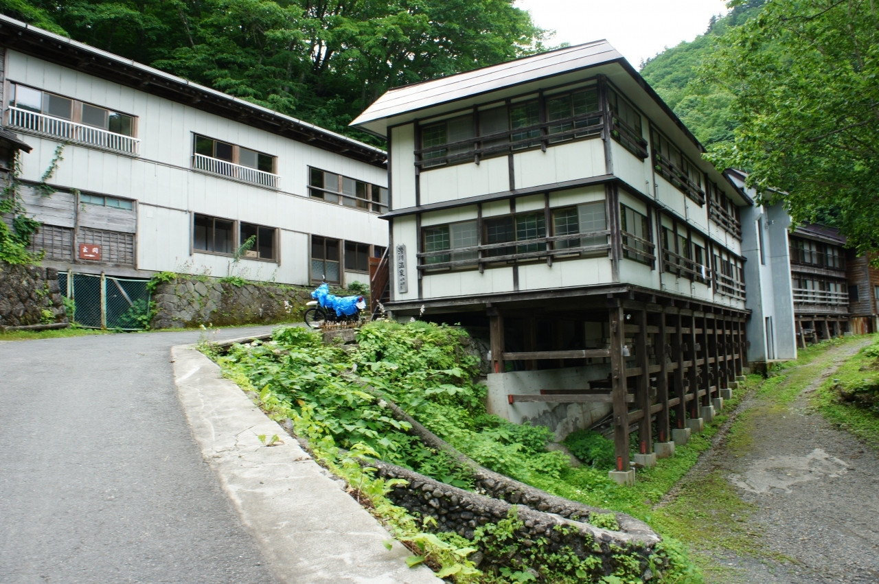 深い森に囲まれた優しいお湯825686