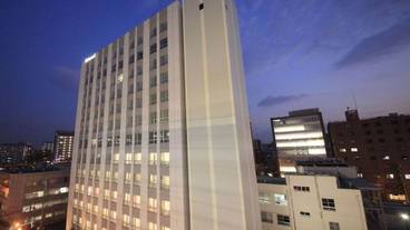 施設の正面 (日没後) / 2