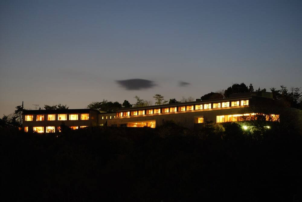 ホテル外観 (日没後)