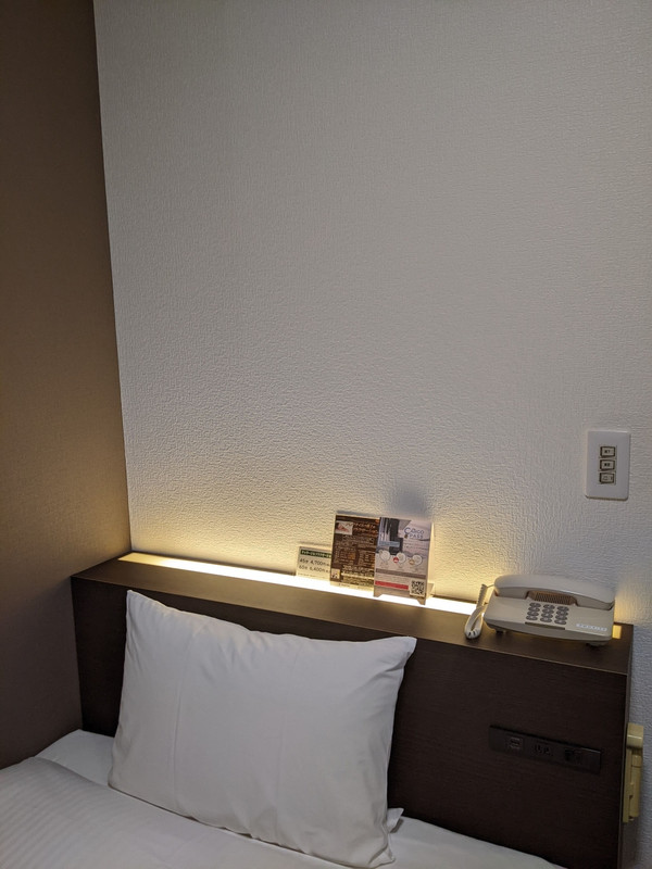 枕もとで充電出来便利だった