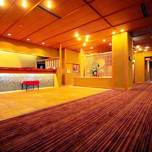 諏訪湖の湖畔に佇む
老舗旅館へチェックイン / 2