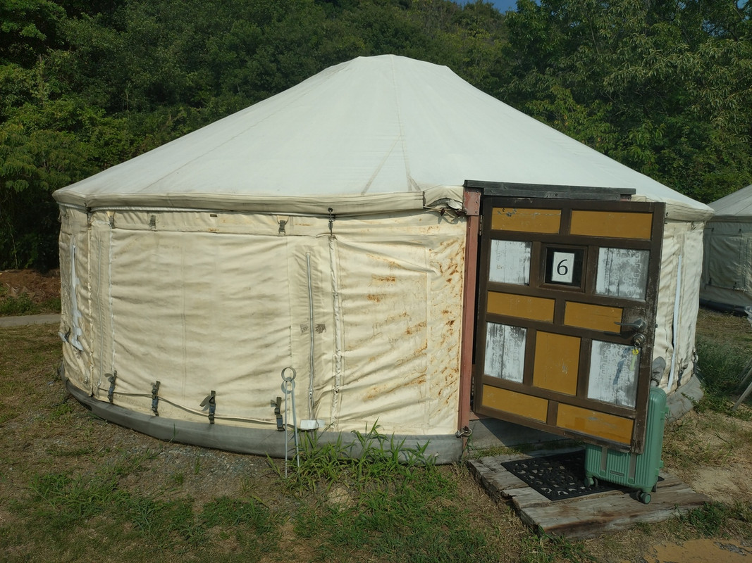 入口は狭いですが…