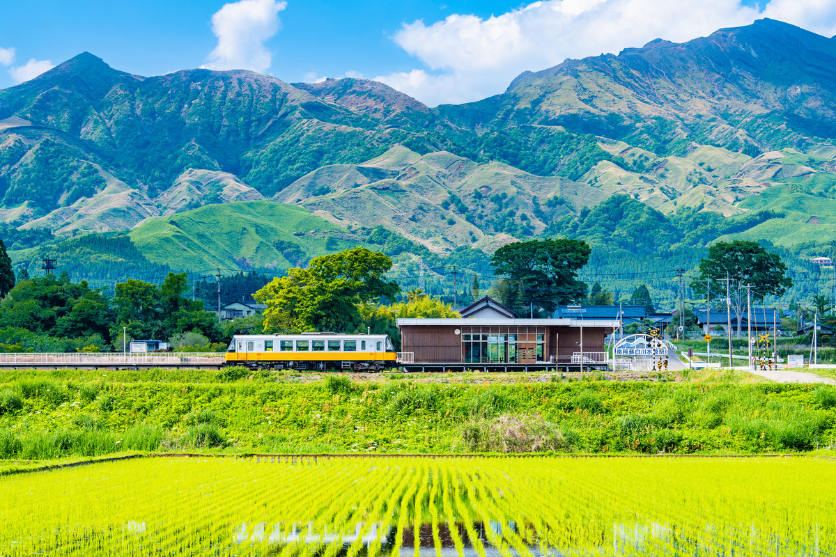 阿蘇山と列車の風景