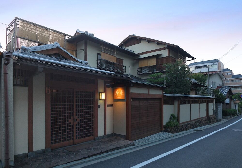 施設の正面 (日没後)