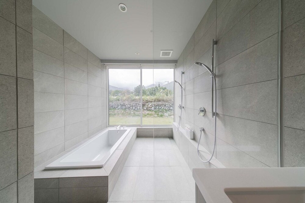 バスルームのシャワー