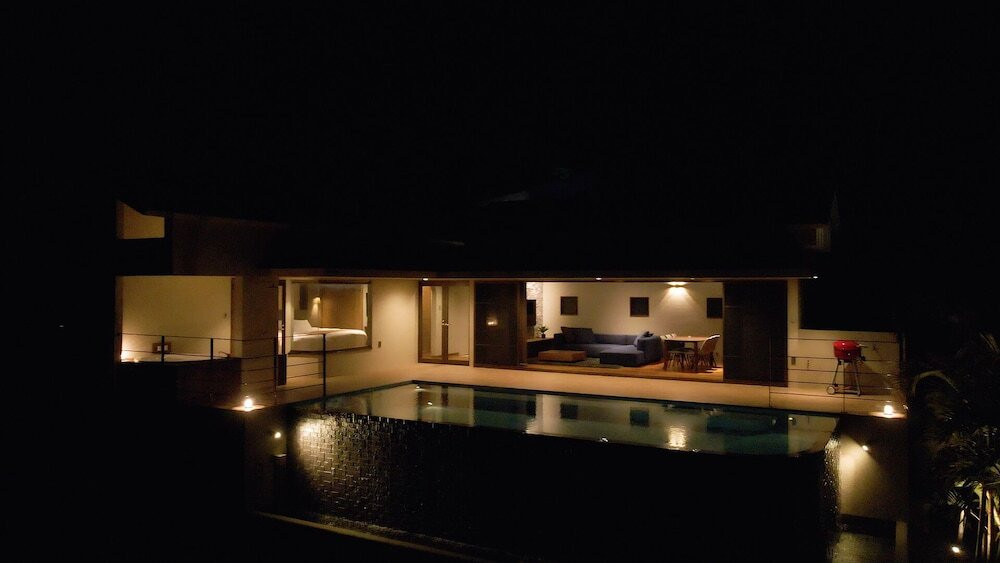 施設の正面 (日没後)